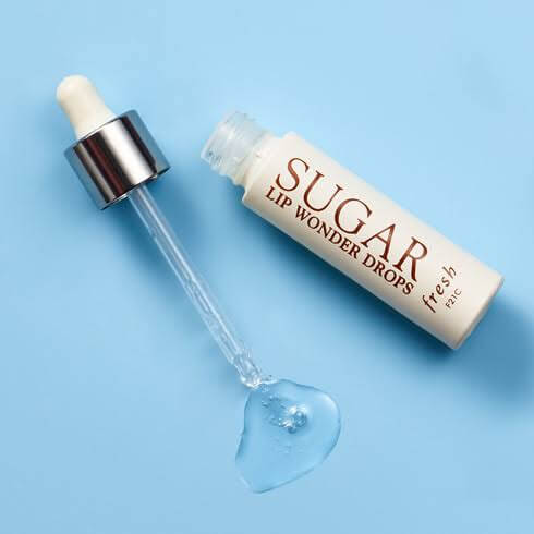 Fresh Sugar Lip Wonder Drops Advanced Therapy 5 ml.​  เจลบำรุงริมฝีปากประสิทธิภาพสูงสำหรับปรับผิวริมฝีปากให้เรียบเนียน พร้อมสำหรับการแต่งแต้มในขั้นตอนต่อไป  ผลัดขจัดเซลล์ผิวเก่าให้หลุดออกอย่างอ่อนโยนด้วยสารสกัดจากธรรมชาติ ช่วยให้ริมฝีปากดูนุ่มเนียน อ่อนเยาว์ ช่วยเตรียมผิวบริเวณริมฝีปากให้นุ่มเนียนไม่แห้งกร้าน เพื่อสำหรับลงลิปสติกได้เรียบเนียนยิ่งขึ้น